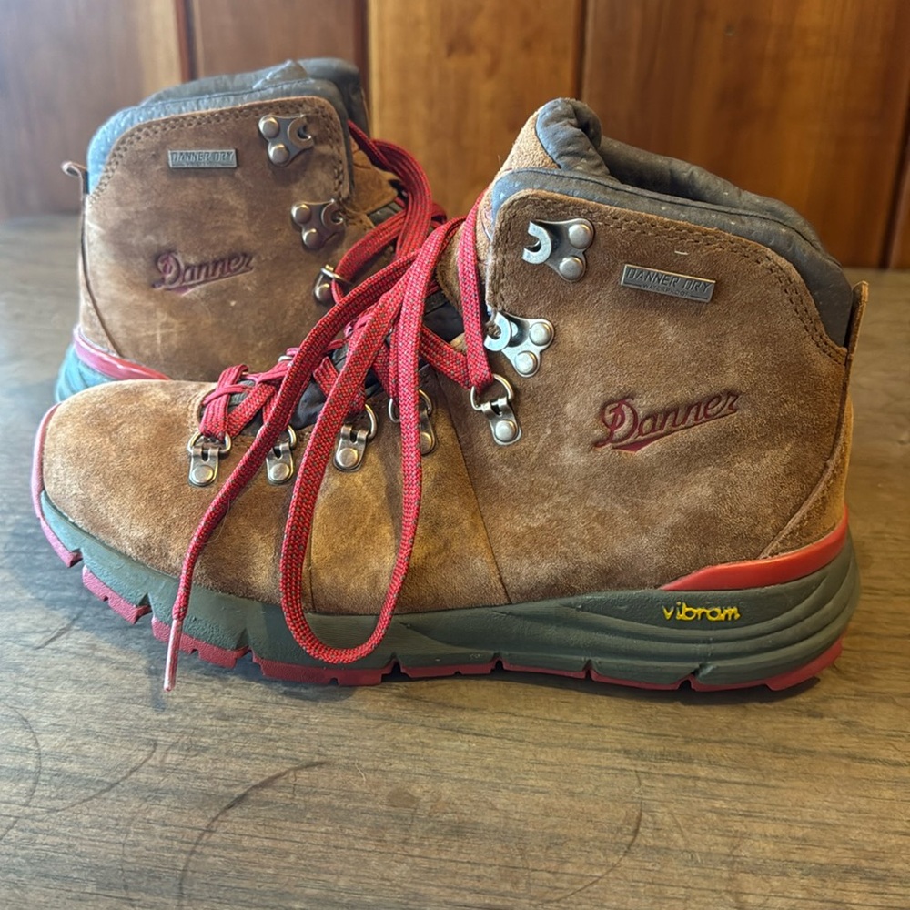 Danner Mountain 600. Suede Upper. Danner Dry 100% waterproof.